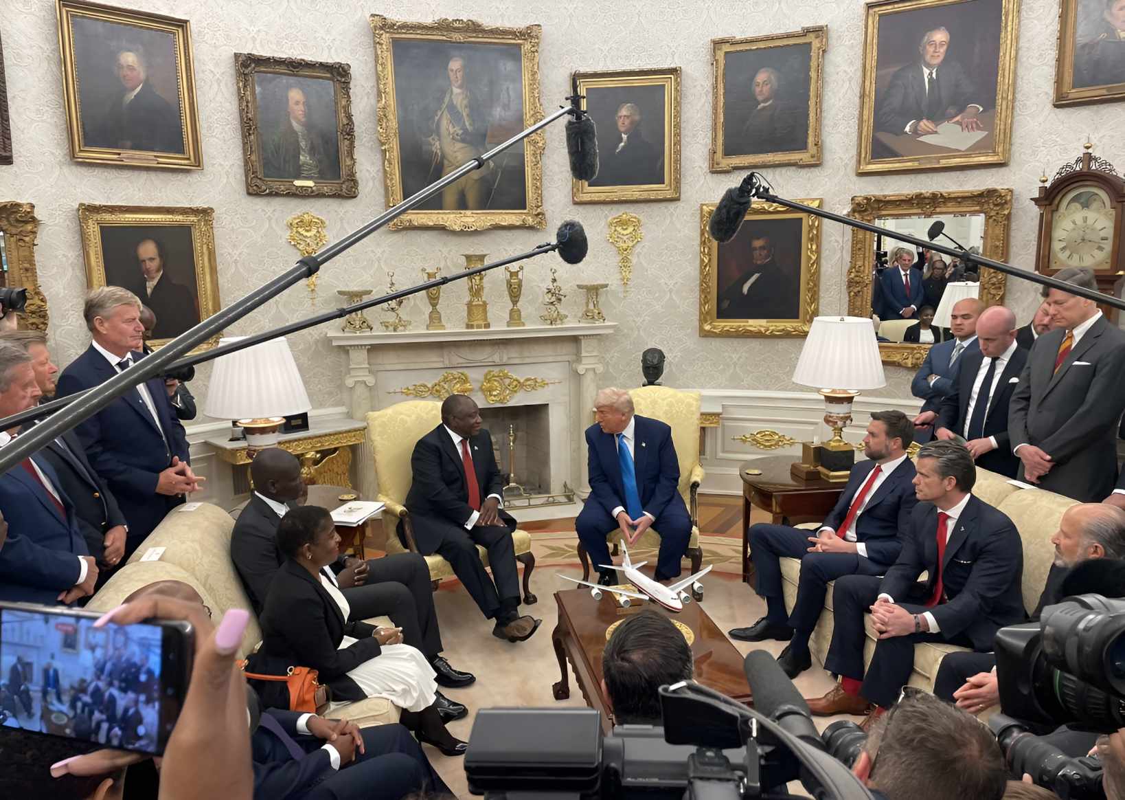 Trump confronts South Africa's Ramaphosa in Oval Office