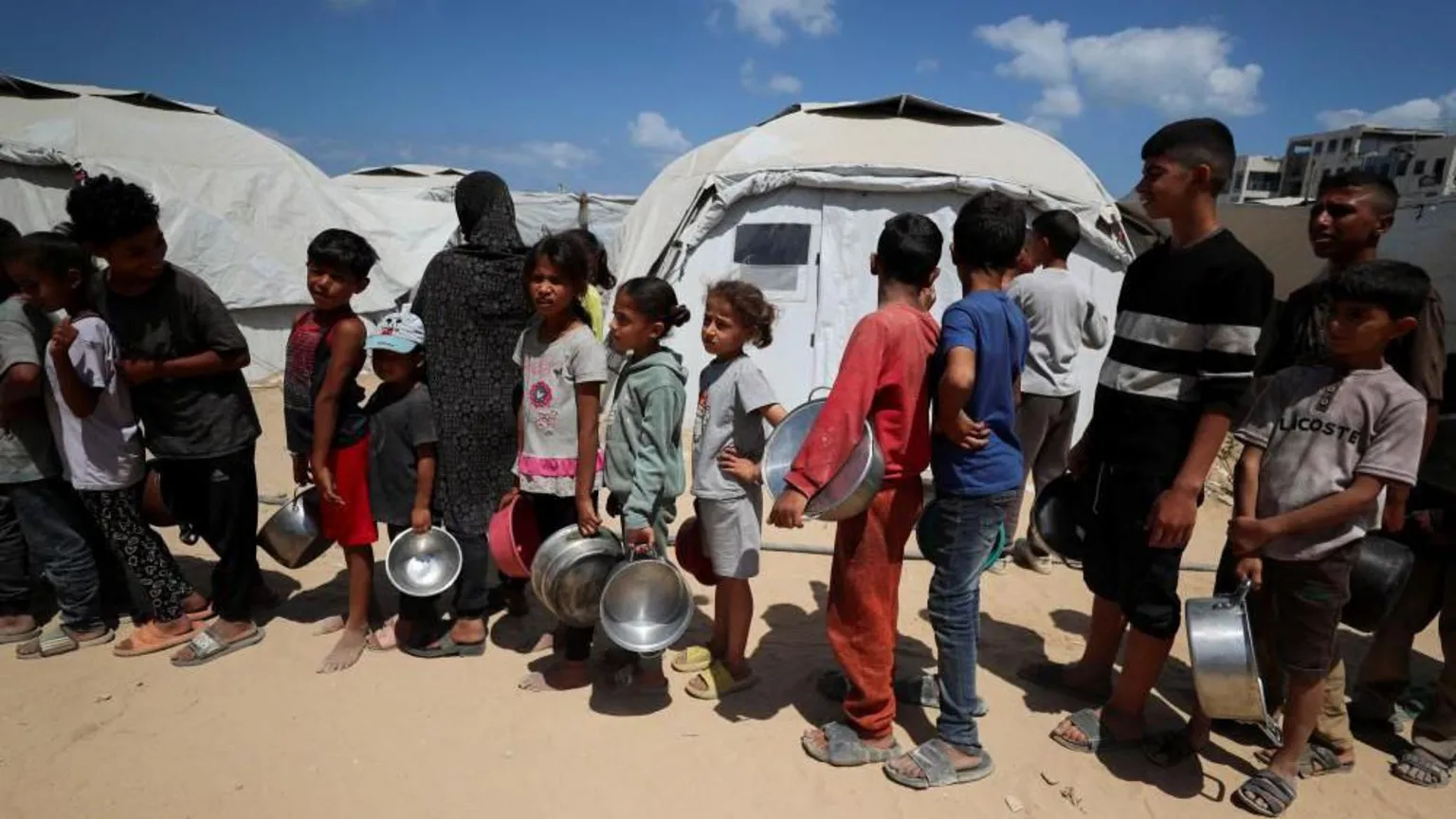 Security collapses in Gaza amid desperate search for food