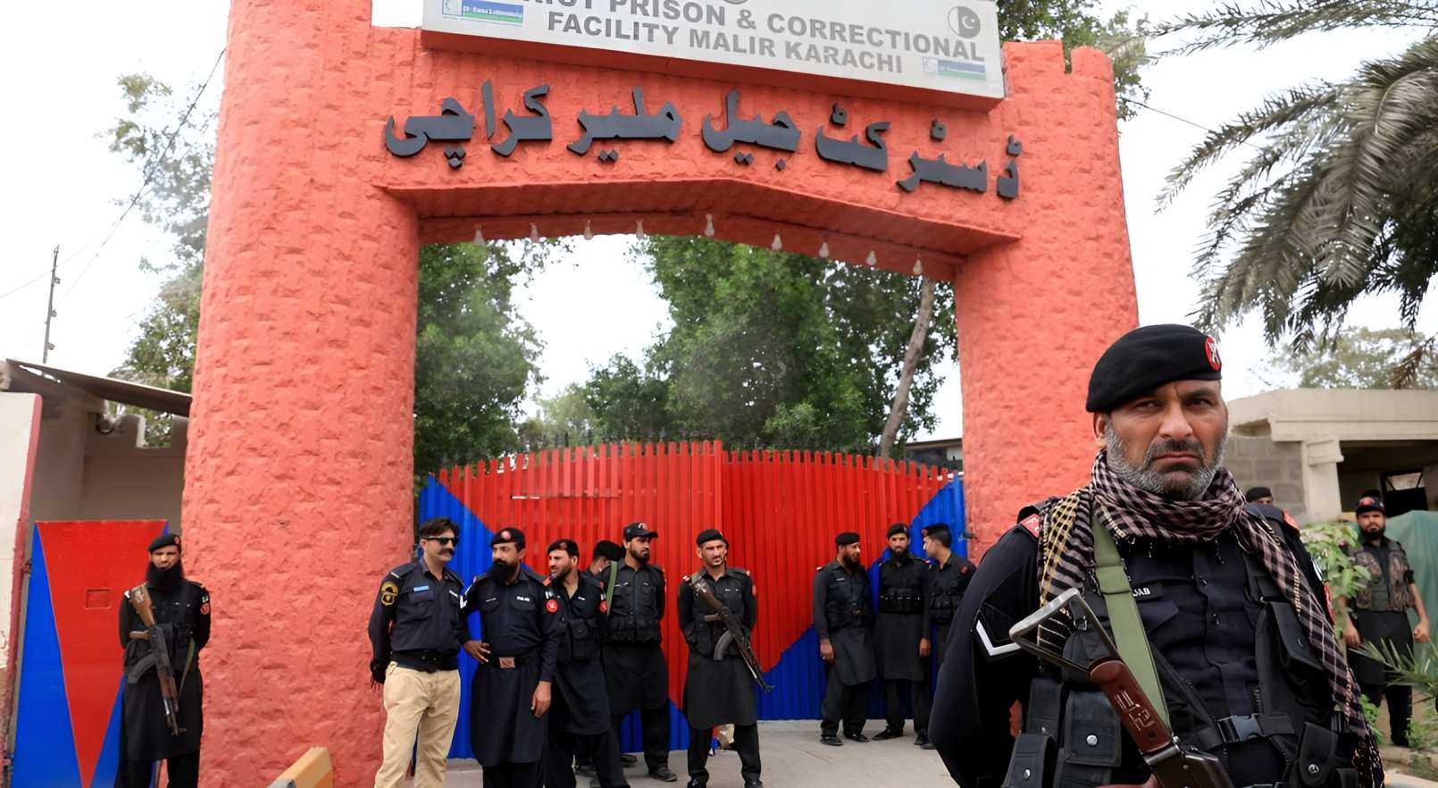 Over 200 prisoners flee Pakistani jail amid earthquake panic