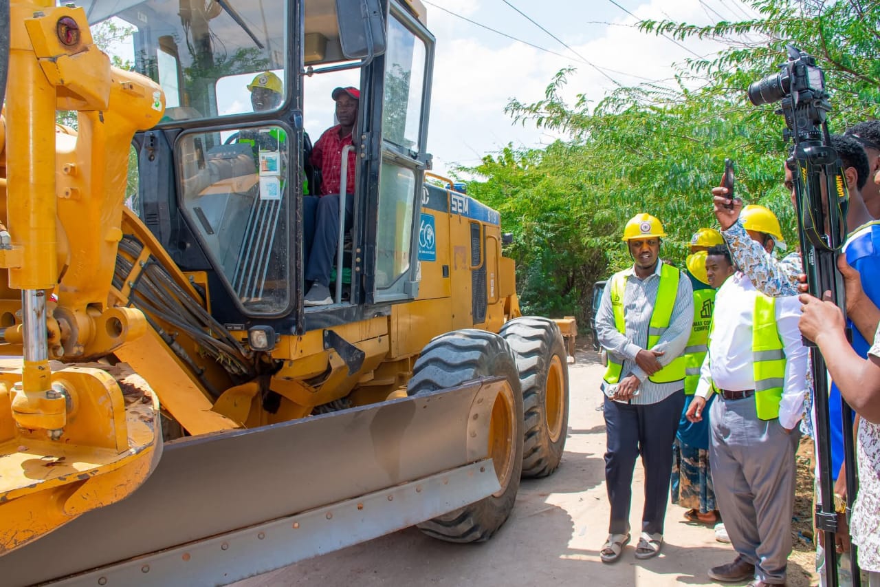 Work to begin on Garissa's Burburis–Bula Madina Road after handover