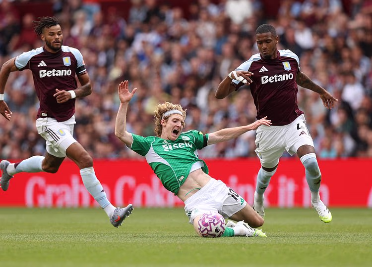Newcastle held by 10-man Aston Villa