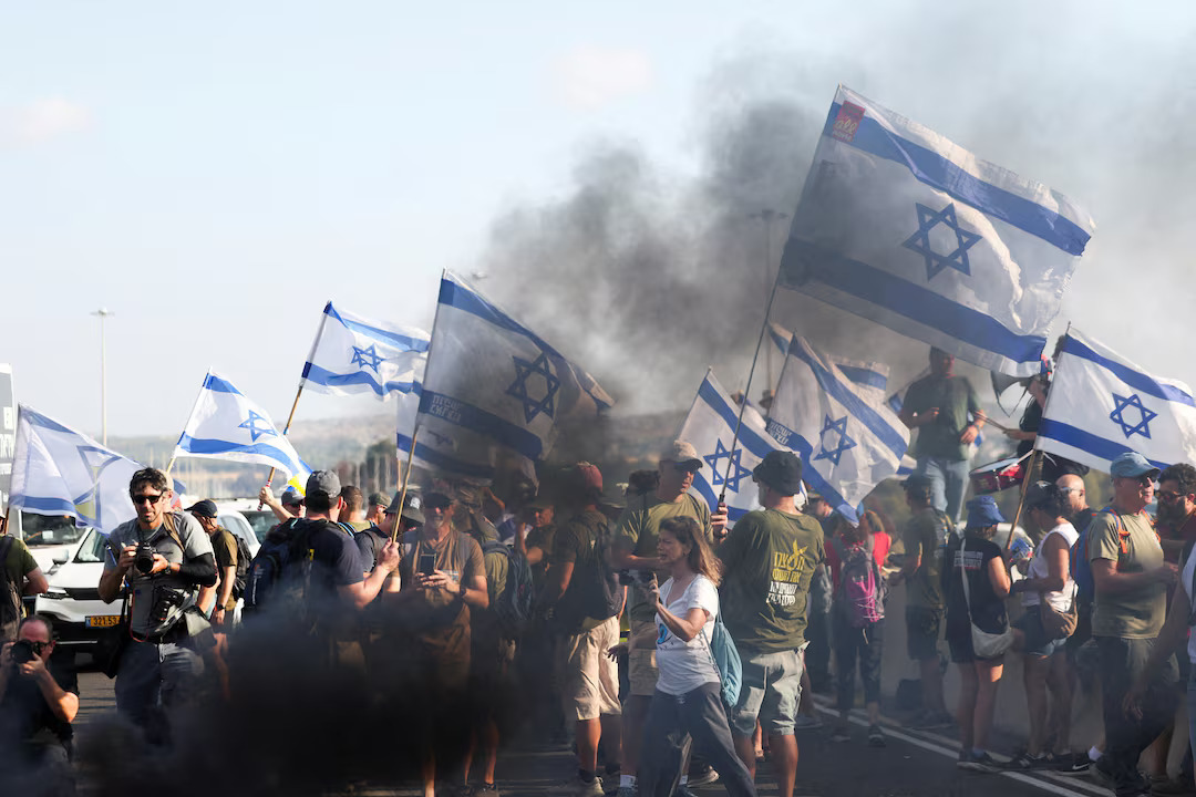 Thousands crowd Jerusalem to press Netanyahu to agree deal to free hostages